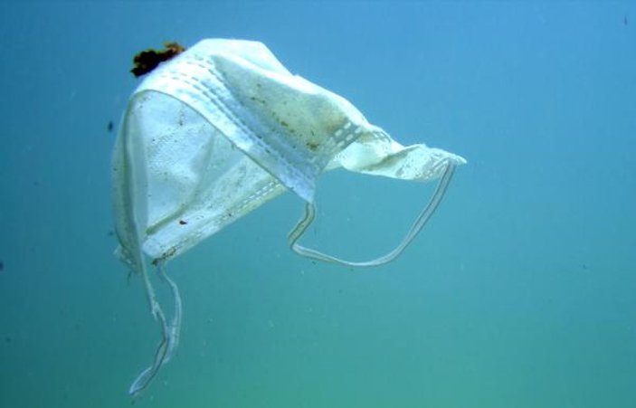 Antalya'da su altında 'maske ve eldiven' kirliliği