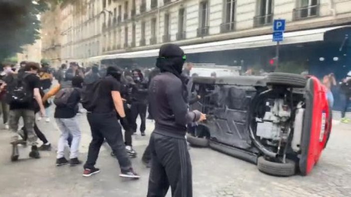 Fransa'da sağlıkçıların protestosuna polis müdahalesi