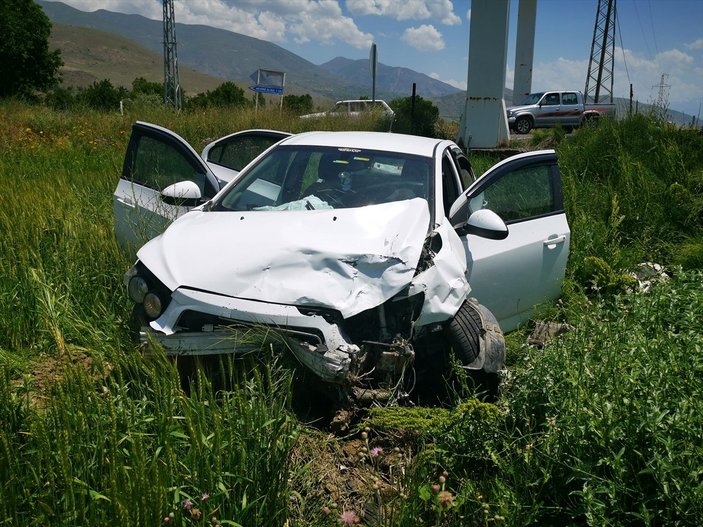 Erzincan'da iki araç çarpıştı: 10 yaralı