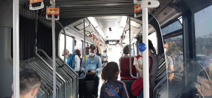 İstanbul'da metrobüslerde endişe veren kalabalık