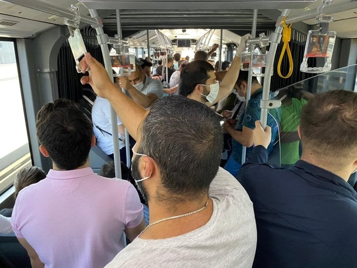 İstanbul'da metrobüslerde endişe veren kalabalık