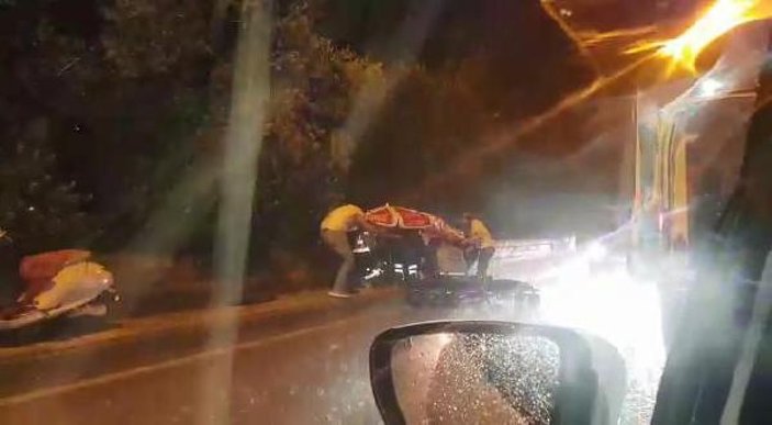Bursa'da kaza yapan sürücüyü şemsiyeyle korudular