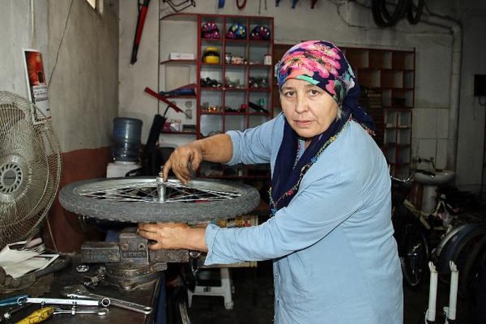 Bisiklet tamiri için oğluna yardımcı olan kadın usta oldu