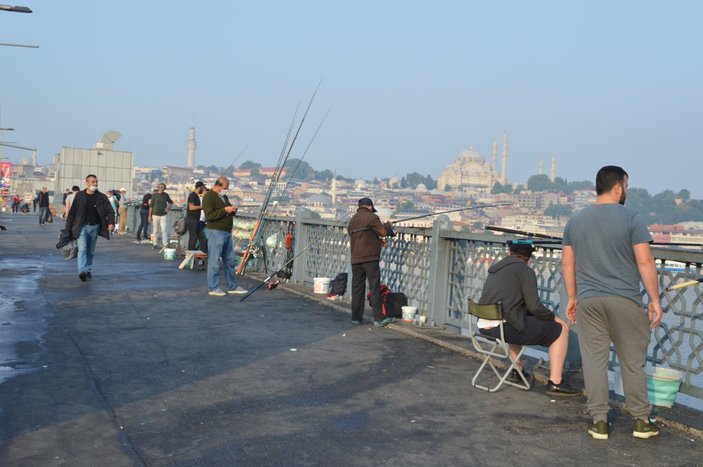 Galata Köprüsü'nde sosyal mesafeli balık avı