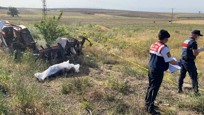 Aksaray'da otomobil traktöre çarptı: 1 ölü 3 yaralı