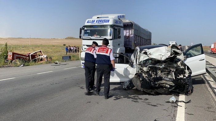 Aksaray'da otomobil traktöre çarptı: 1 ölü 3 yaralı