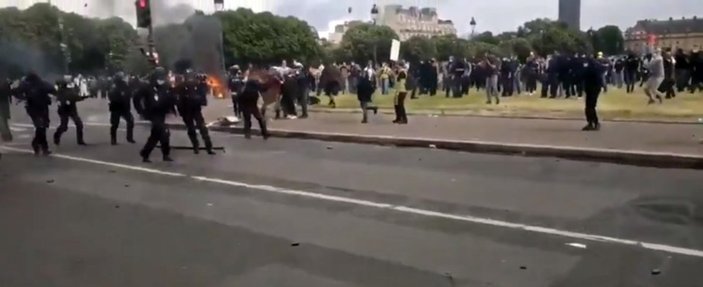 Paris'te gösteriler sırasında bir polis darbedildi