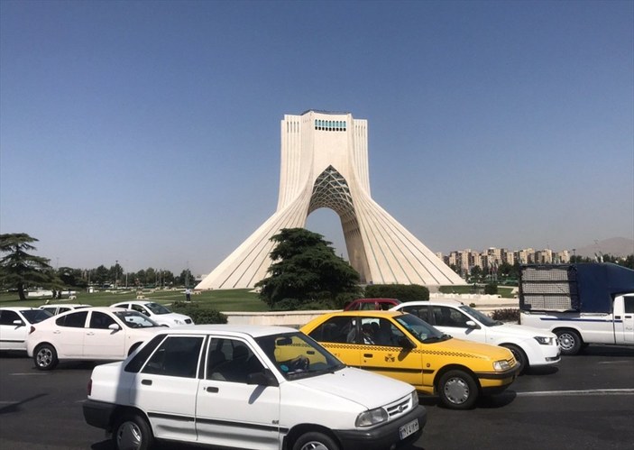Korona vakalarının arttığı Tahran'da halk evine kapandı