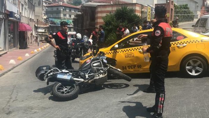 Beyoğlu'nda motosikletli polisler kaza yaptı