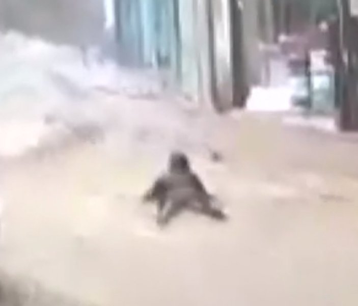 Bursa'da selde sürüklenen kadını esnaf kurtardı