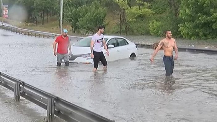 İstanbul'da yağmur sonrası yollar göle döndü