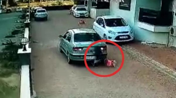 İzmir'de 3 yaşındaki çocuğa otomobil çarptı