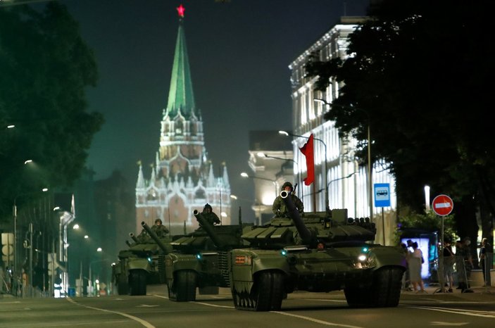 Moskova'da askeri geçit provası