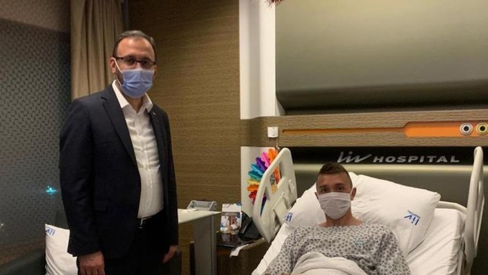 Bakan Kasapoğlu, Muslera'yı ziyaret etti