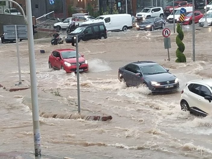 Adana’yı sel bastı sevgililer yürüyüşten vazgeçmedi