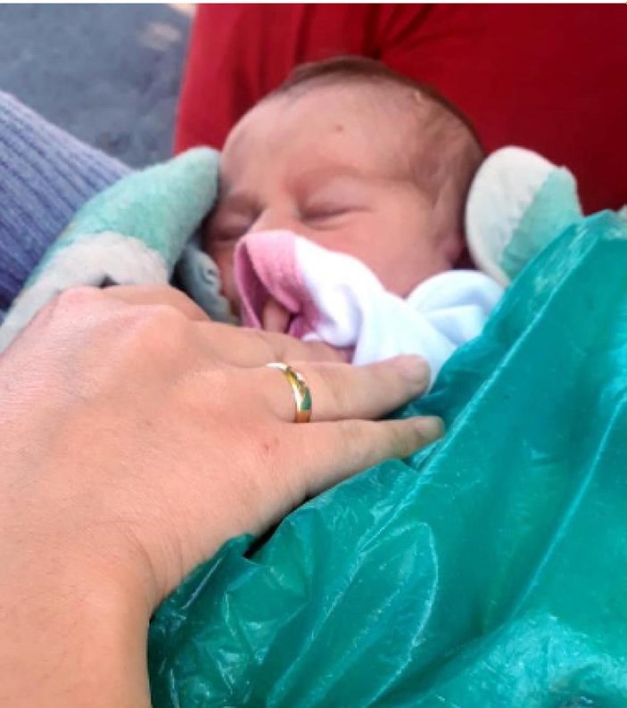 Zonguldak'ta, 2 günlük bebeği sokağa bıraktılar
