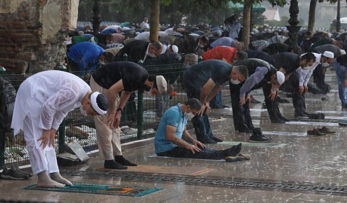 Ankara'da sağanak altında cuma namazı