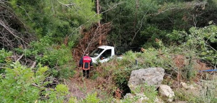 Mersin'de kamyonet ormanlık alana düştü: 3 yaralı