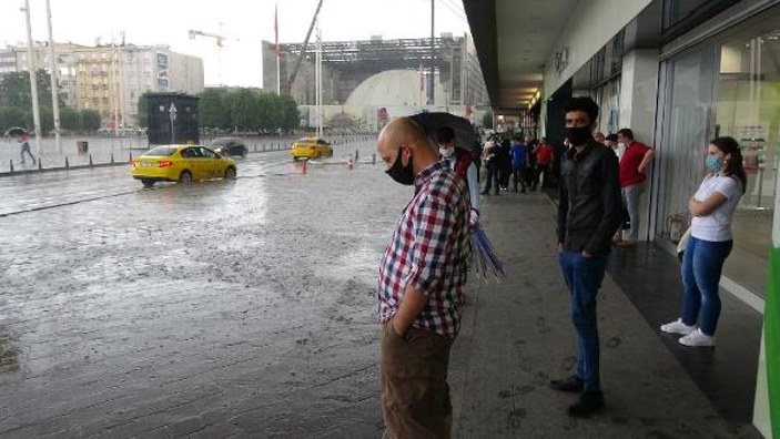 İstanbul'da etkili olan sağanak, baskınlara neden oldu