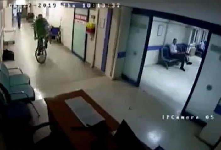 Hastane koridorunda bisiklet süren doktor