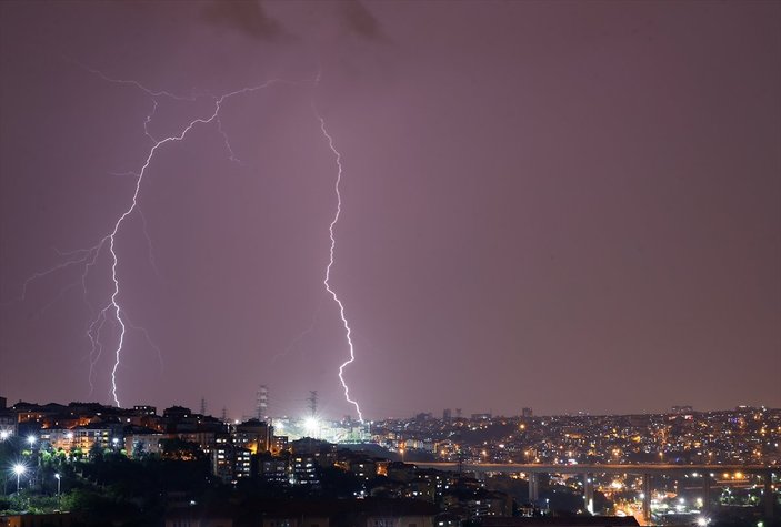 İstanbul'da şimşekler geceyi aydınlattı