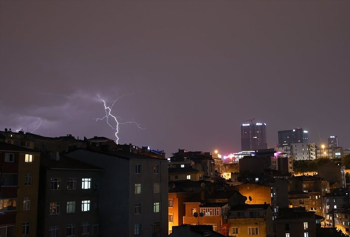 İstanbul'da şimşekler geceyi aydınlattı