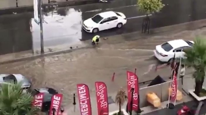 İstanbul'da tıkanan su kanalını açan trafik polisi