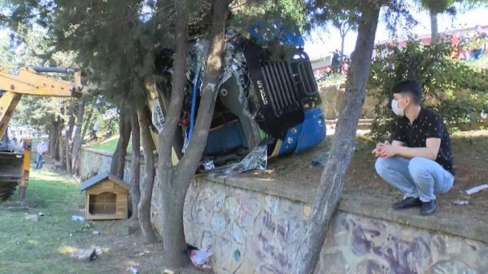 Ümraniye'de kaza yapan yolcu minibüsü devrildi: 10 yaralı