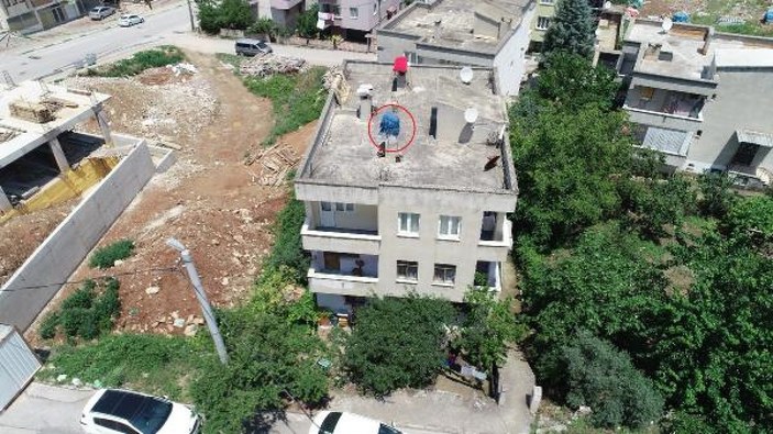 Bursa'da binaya düşen yıldırım görüntülendi