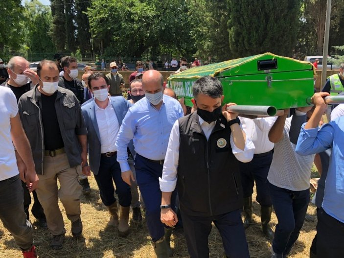 Bursa'da selde ölen kızın tabutunu bakanlar taşıdı