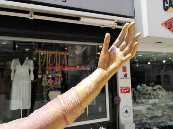 Edirne'de selfie yapan kadın heykelinin telefonu çalındı