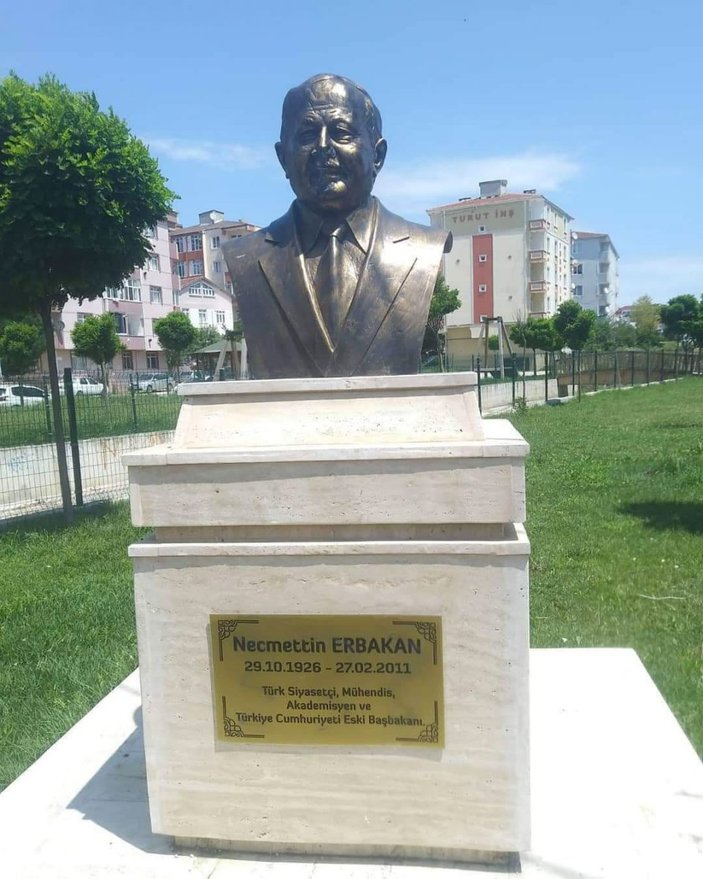 Tekirdağ'daki Erbakan'ın heykeli olay oldu