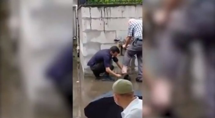 Rize'de polis, abdest alan yaşlı adamın çorabını giydirdi