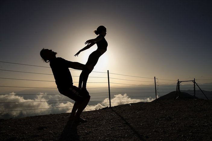 Antalya'da 2 bin 365 metre yükseklikte yoga yaptılar