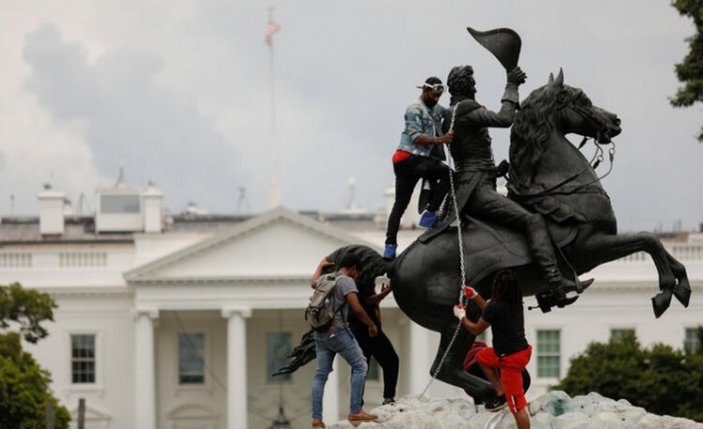 Trump'tan ırkçılık heykellerini yıkanlara tehdit