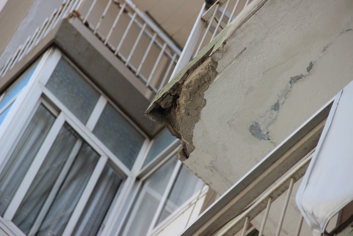 İzmir'de kaldırımdaki kişinin önüne beton parçaları düştü