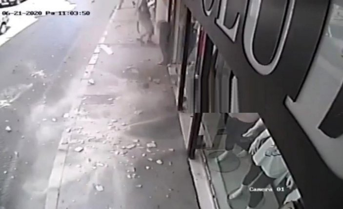 İzmir'de kaldırımdaki kişinin önüne beton parçaları düştü