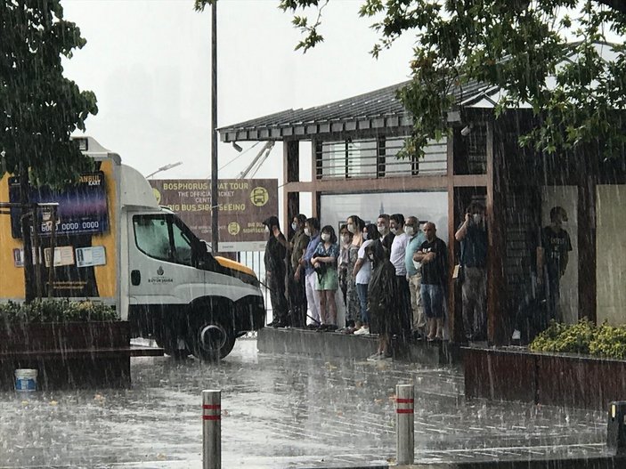 İstanbul’da beklenen sağanak yağmur başladı
