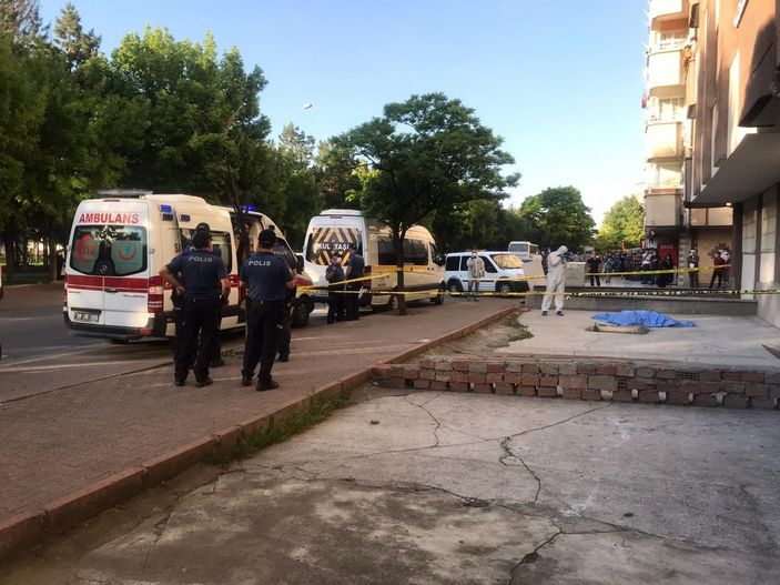 Kayseri'de cam silerken düştü, hayatını kaybetti