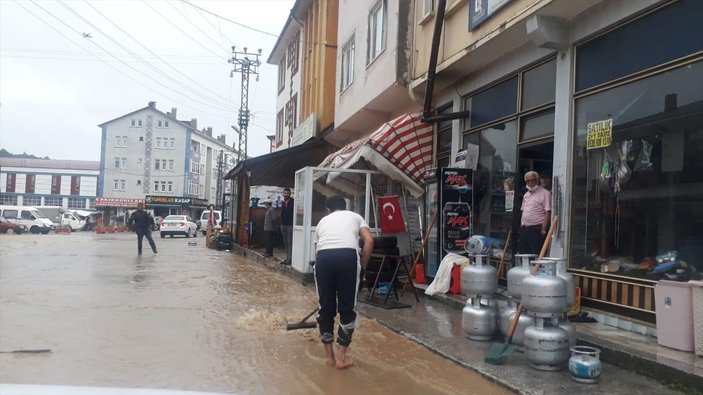 Kastamonu'da sel nedeniyle dükkan ve evleri su bastı