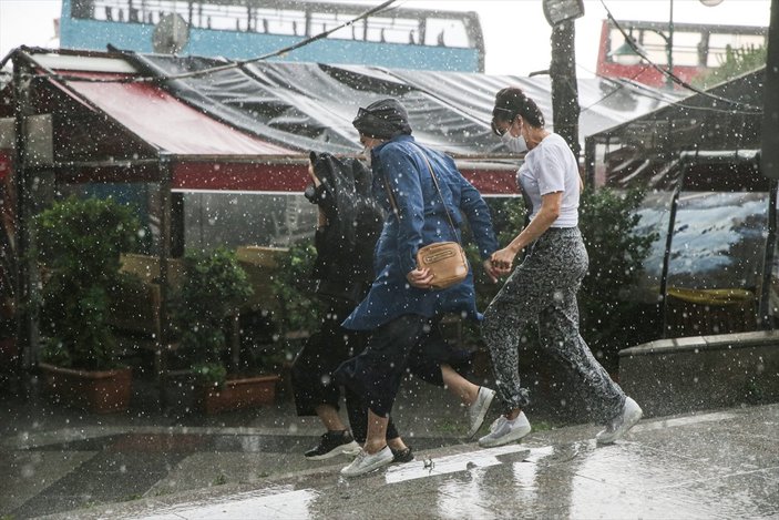 İstanbul’da beklenen sağanak yağmur başladı