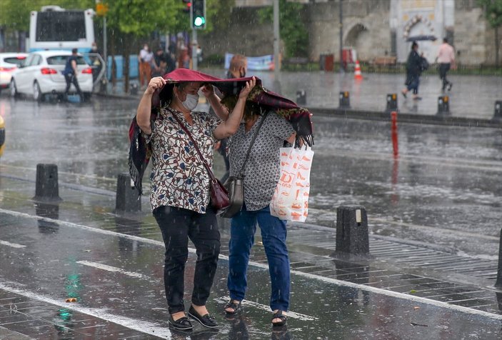 İstanbul’da beklenen sağanak yağmur başladı