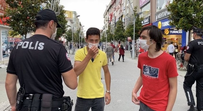 Sakarya'da maske uyarısı yapan polislere tepki gösterdi