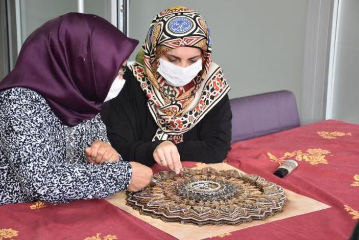 Sivas'ta ay yıldızlı caminin süslemesini kadınlar yaptı