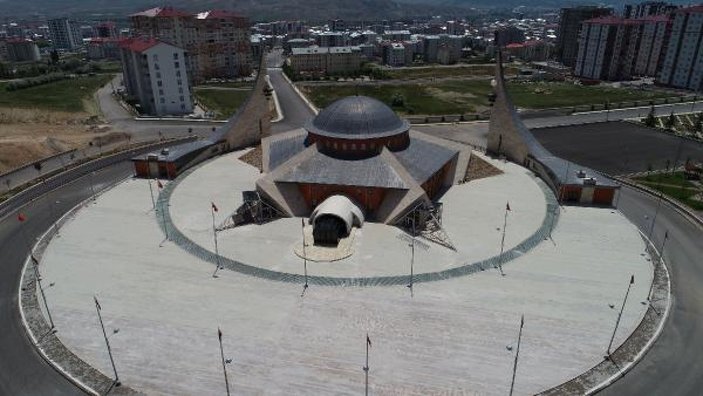 Sivas'ta ay yıldızlı caminin süslemesini kadınlar yaptı