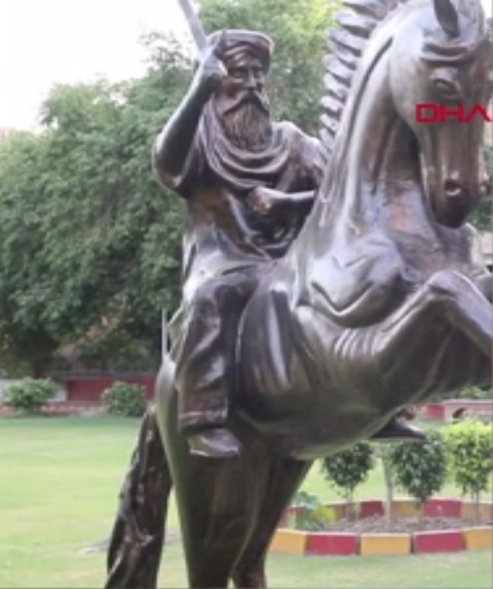 Pakistan'da Ertuğrul Gazi’nin iki heykeli dikildi