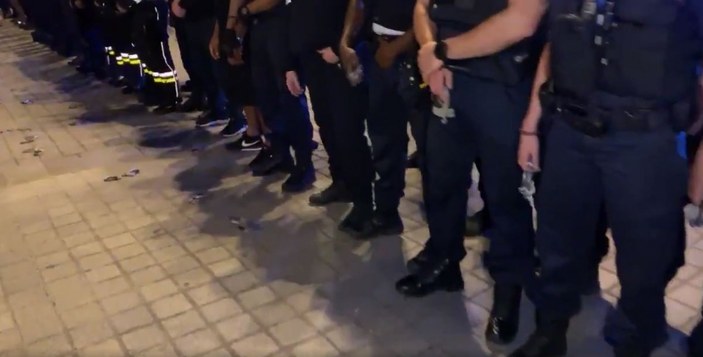 Fransız polisler, kelepçeleri yere attı