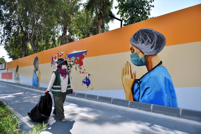Mersin duvarlarında sağlık çalışanlarını yansıtan grafiti