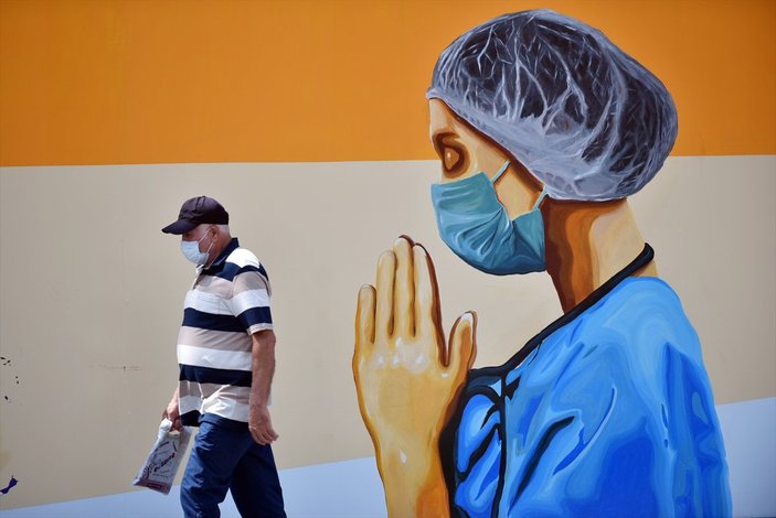 Mersin duvarlarında sağlık çalışanlarını yansıtan grafiti