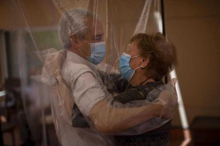 İspanya'da koronavirüsün ayırdığı yaşlı çift kavuştu